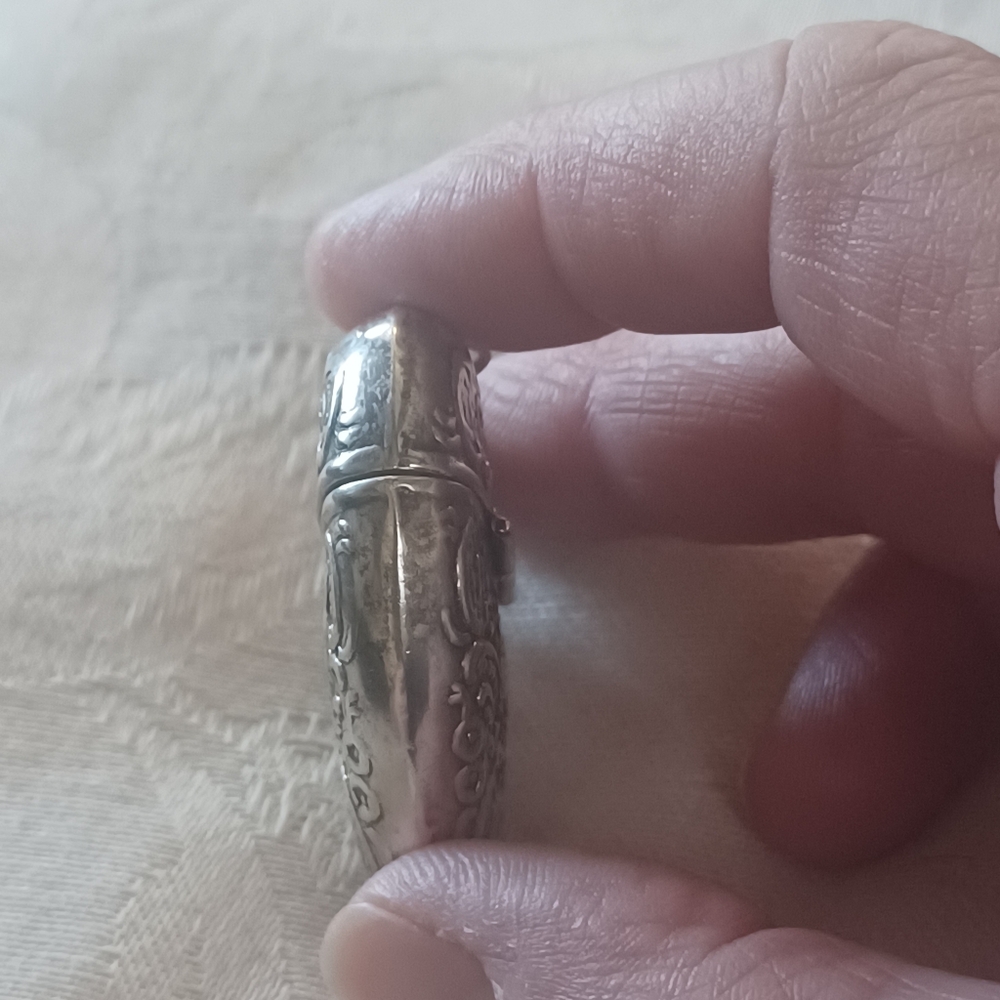 Vintage Heart Shaped Pill/Snuff Repousse Pendant, Sterling Silver - Picture 4 of 9